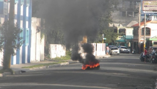 Comunitarios incendian neumáticos en barrios de Bonao; reclaman obras al Gobierno: 