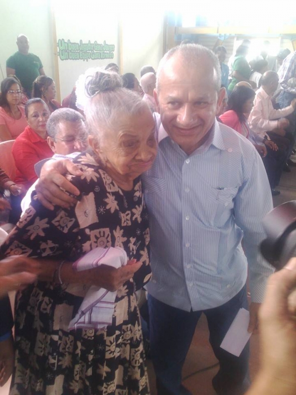 Ministro de Salud Pública felicita a Doña Ysabel por ser la alfabetizada con avanzada edad