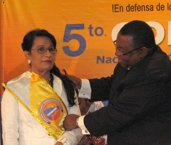 Ricardo Rosario ex presidente de Fenacerd pone la banda a la nueva presidenta de Rosa Dinorah Peña.