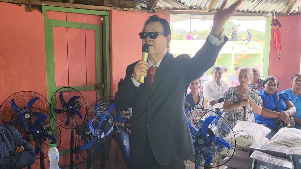 Le pide al presidente construcción de 1.5 kilómetros de carretera, que durante 30 años pide la comunidad.