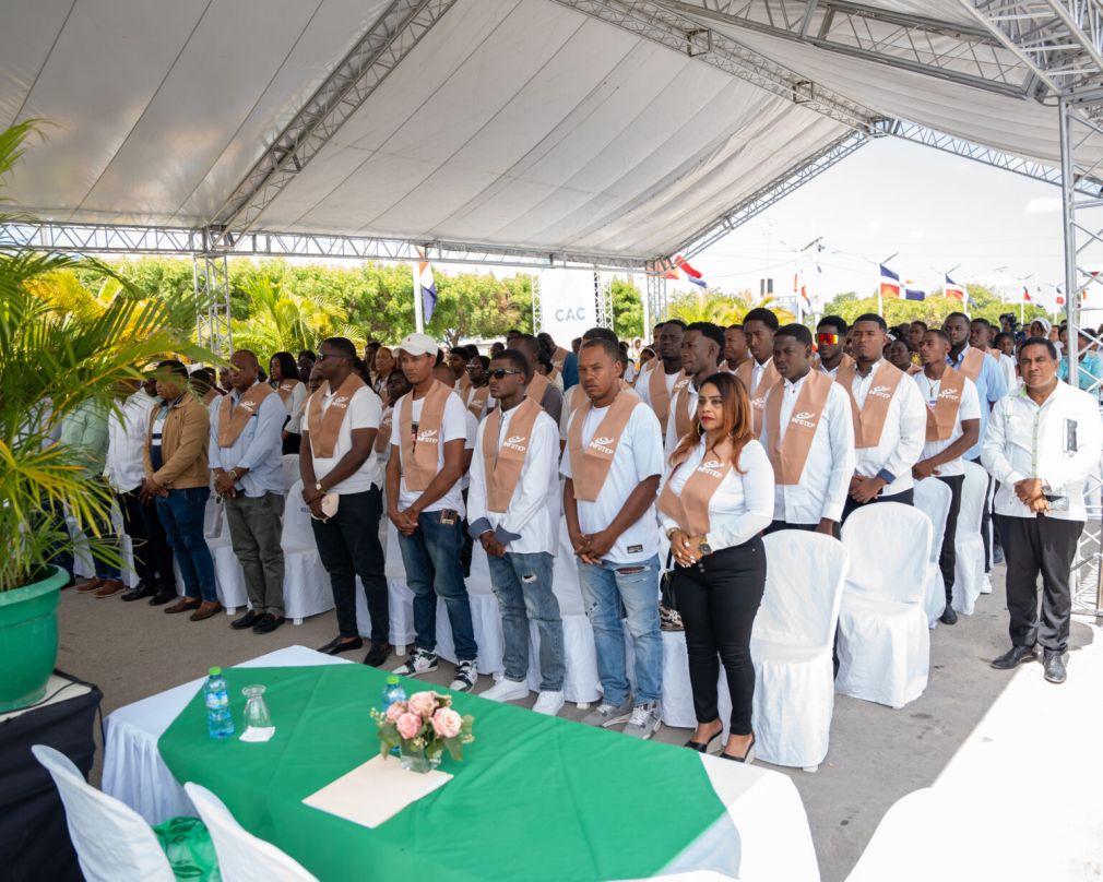 FCB, Infotep y la Junta Campesina Valle del Neyba graduaron jóvenes de comunidades cañeras en carreras técnicas.