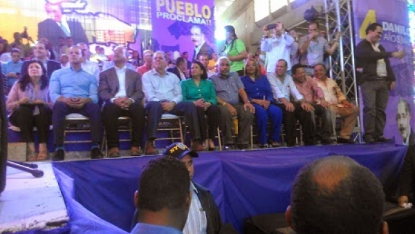 Miles piden a Danilo Medina acepte cuatro años más: