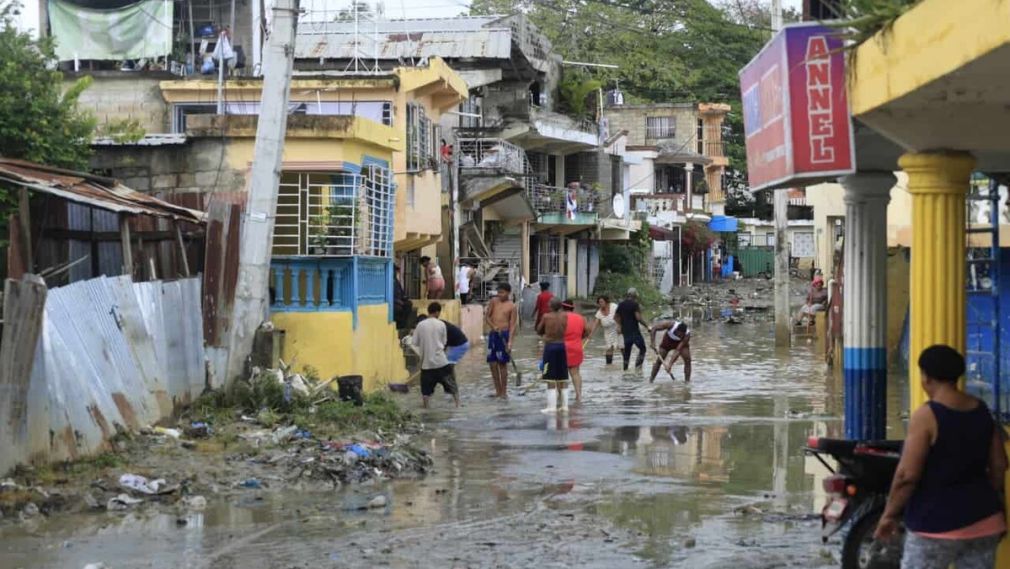 Las lluvias provocaron inundaciones en sectores como Los Girasoles, Los Alcarrizos, Manoguayabo, La Guáyiga, Los Ríos y los kilómetros 18 y 22 de la autopista Duarte.
