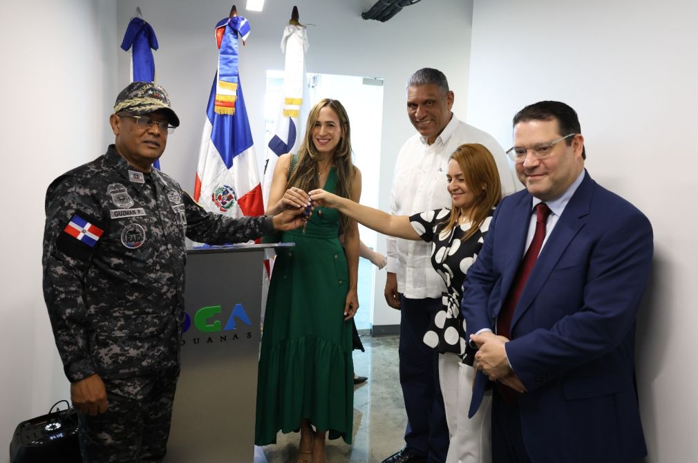 La entrega fue hecha por el director general de Aduanas, Eduardo Sanz Lovatón al director general de la Policía Nacional, mayor general Ramón Guzmán Peralta.