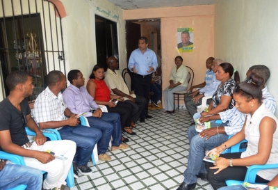 Fidel Santana habla con los pobladores del municipio Cotuí en la provincia Sánchez Ramírez.