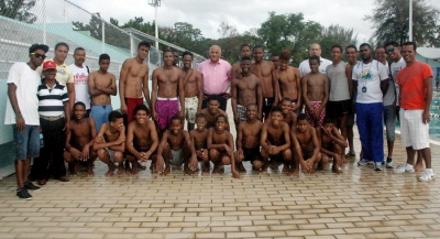 El doctor Jaime David Fernández Mirabal junto a los jóvenes que iniciaron ayer el campamento de triatlón en la pisciana del Centro Olímpico Juan Pablo Duarte.