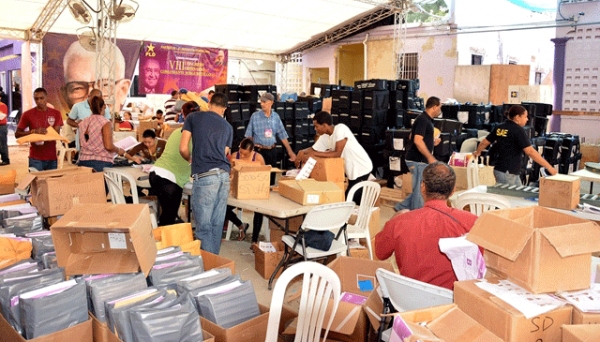 Momentos en que las valijas eran despachadas ayer a sus respectivos  centros de votación.