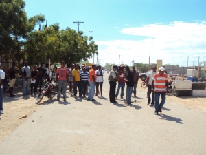 Haitianos lanzan piedras contra estructura del mercado binacional