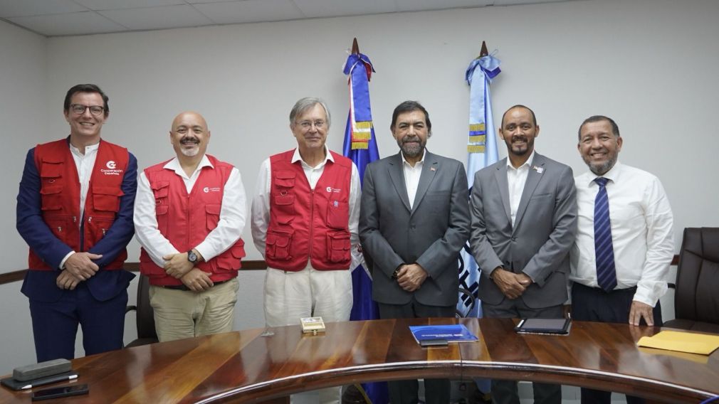 Equipo de directores del Indrhi recibe a representantes de la cooperación española junto al embajador español para conversar sobre la Red Nacional de Monitoreo de Calidad del Agua.