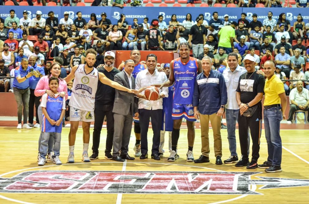 Kelvin Cruz durante su participación en la serie final del XXXV Torneo de Baloncesto Superior de Baloncesto de San Francisco de Macorís.