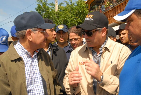 El ministro de Obras Públicas conversa con el presidente Danilo Medina en la supervición de una de las obras del ministerio.