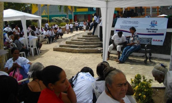 Decenas de mujeres de la la zona franteriza entre Dajabón y Wanamen, concentradas en el parque de Franco Bidó, donde escucharon charlas de un psicólogo Gregorio Marte