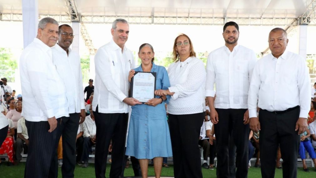 El jefe de Estado entregó su título de propiedad a residentes de diferentes sectores en esta provincia.