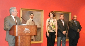 Directivos del Centro León dan apertura a la exposición sobre las escobas.
