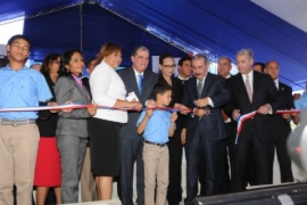 Presidente Medina inaugura dos escuelas en Santiago : 