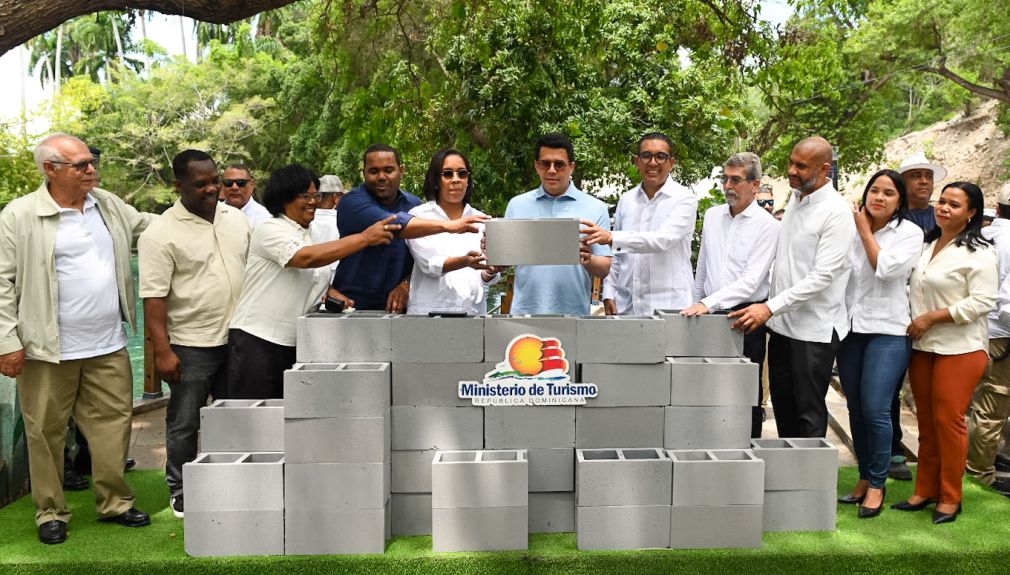 Las obras son el mejoramiento del entorno del balneario Las Marías en Neiba y la construcción de los boulevares turísticos en los municipios de El Peñón y Fundación en Barahona.