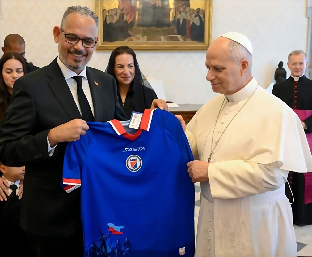 Primer ministro haitiano, Alix Didier Fils-Aimé, entregando al Papa León XIV la camiseta oficial de la selección de Haití. Imagen: Fuente externa.