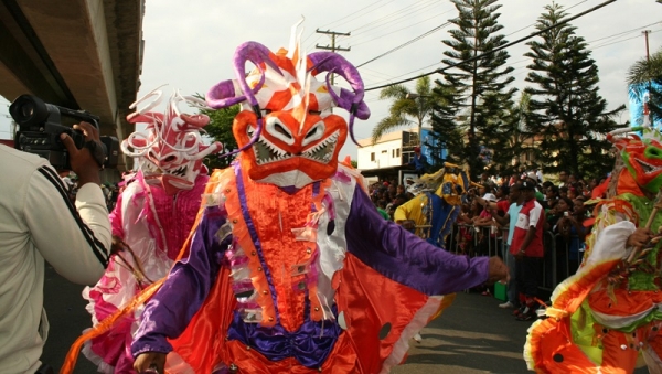 Colorido cierre de carnaval en Santo Domingo Norte
