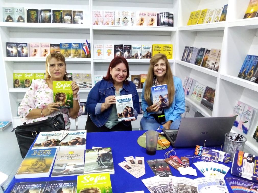 La doctora Bellamire Alevante Taveras con su libro Sonrisas para toda la vida, en la Feria del Libro 2025.