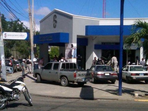 Dos atracadores rodeados en un banco de Santiago