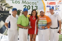 Martin Rivas y Victor Cuevas, campeones gross, premian Pedro Goico y Erick Lemcke, juntoa la chica Bermudez. 