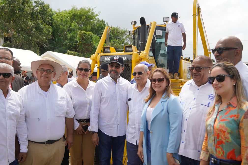 En la ejecución de los trabajos participan, además del Indrhi, el Instituto Nacional de Aguas Potables y Alcantarillados, los Ministerios de Agricultura y de Medio Ambiente y Recursos Naturales, bajo la supervisión normativa del Ministerio de Economía, Planificación y Desarrollo (MEPyD).