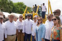 En la ejecución de los trabajos participan, además del Indrhi, el Instituto Nacional de Aguas Potables y Alcantarillados, los Ministerios de Agricultura y de Medio Ambiente y Recursos Naturales, bajo la supervisión normativa del Ministerio de Economía, Planificación y Desarrollo (MEPyD). 