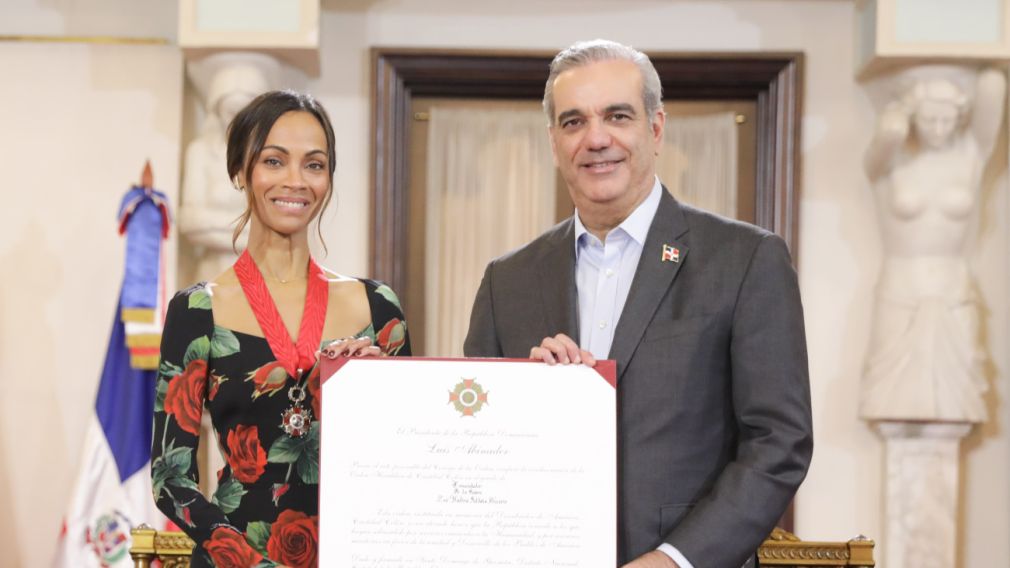 Zoe Saldaña y el presidente Luis Abinader.