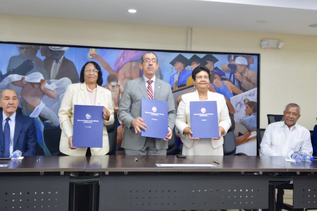El rector de la UASD, doctor Jorge Asjana David, la rectora de la Universidad de la Habana, Cuba, doctora Miriam Nicado García y la doctora Carmen Evarista Matías, presidente del Comité Latinoamericano de Matemática (CLAME).