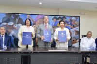 El rector de la UASD, doctor Jorge Asjana David, la rectora de la Universidad de la Habana, Cuba, doctora Miriam Nicado García y la doctora Carmen Evarista Matías, presidente del Comité Latinoamericano de Matemática (CLAME).