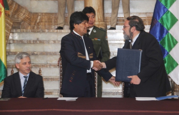 12 de octubre de 2012. Presidente Evo Morales participo este viernes del acto de celebración del Día de la Descolonización y suscribió la resolución por la cual se designa al director del IPELC. (G. Jallasi). 