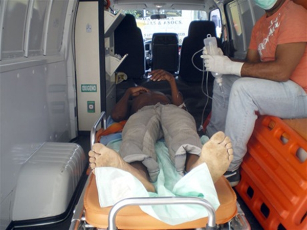 Un enfermo por cólera es llevado al hospital en una ambulancia.