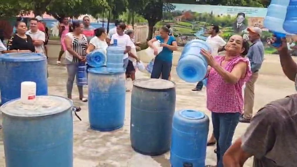 Comunitarios del Plan uno en Dajabón se tiran a las calles por falta del servicio de agua potable.