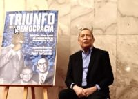 René Fortunato junto al cartel de su documental Triunfo de la democracia (2025) Foto suministrada.