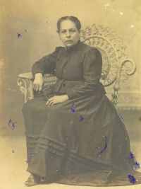 Fotografía: Polixena Carvajal Franco Vda. Coiscou (20 de enero, 1842- 14 de febrero, 1938). Falleció en la calle Atarazana No. 17. © Abelardo. Agosto, 1906. 185 x  135 mm. Tarjeta Postal Promenade.
