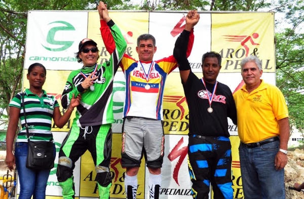 Los ganadores de la I Competencia de Clubes Bicicross junto a Juan Luis Rodríguez, de Aro&amp;Pedal.