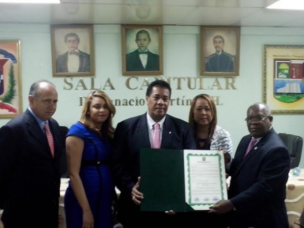 El Ayuntamiento de Santo Domingo Este declara “Hijo Meritorio del Municipio” a diputado de Boston