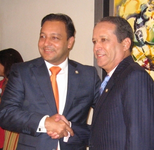 Abel Martínez y Reinaldo Pared Pérez estrechan sus manos para firmar la pipa de la paz y agilizar los proyectos en ambas cámaras.