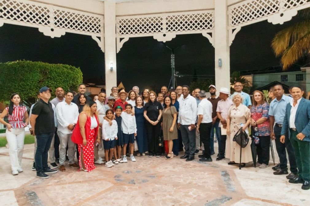 La alcaldesa Carolina Mejía hizo oficial la entrega de estas luminarias que fueron prometidas durante la entrega del remozado parque La Glorieta.
