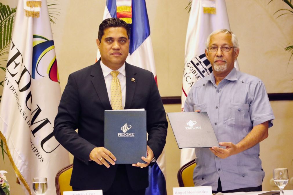 El acuerdo, que fue suscrito por Kelvin Cruz, presidente de Fedomu y alcalde de La Vega, y el ministro de Educación, Ángel Hernández.