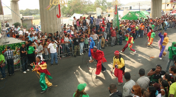 Cierre de carnaval Santo Domingo Norte atrae a miles de personas