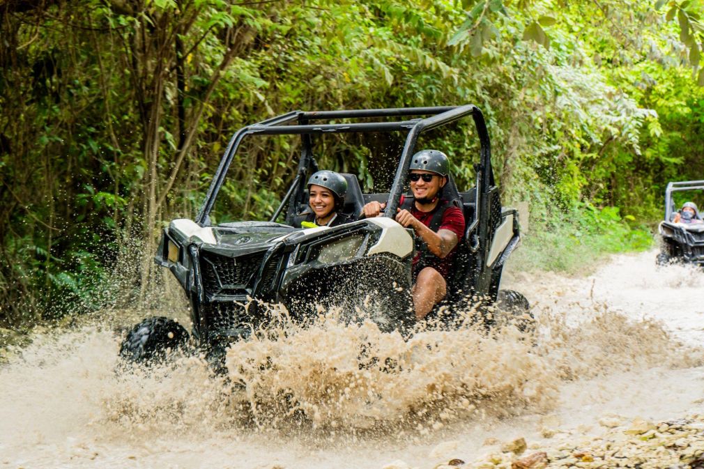 Explora actividades emocionantes, cenotes únicos y experiencias naturales en el destino caribeño más aventurero de República Dominicana. Imágenes Scape Park.