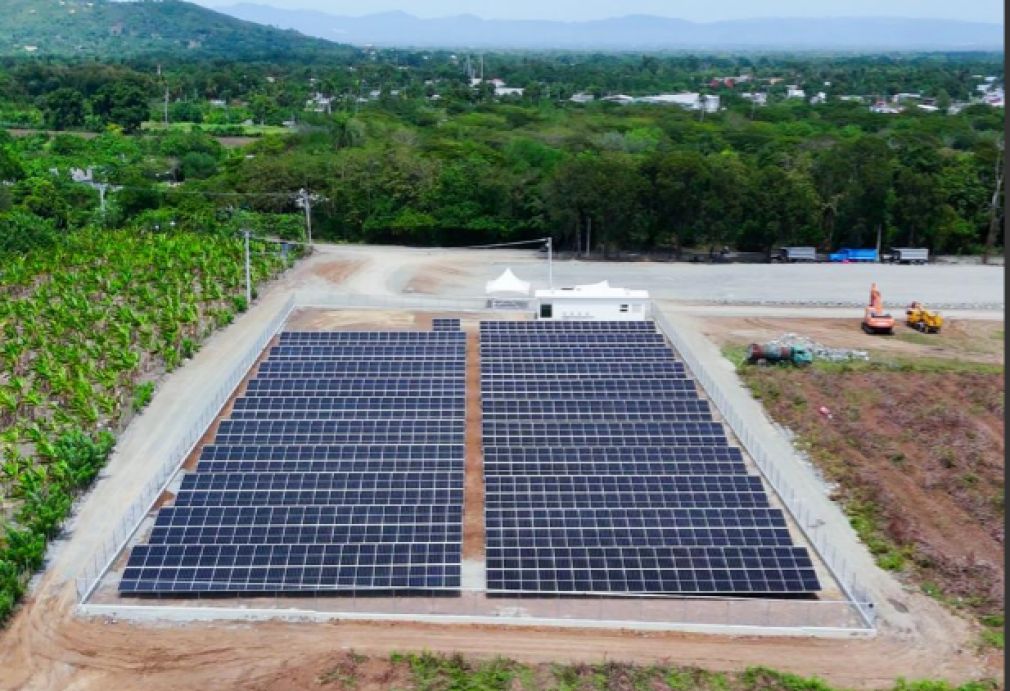 Los paneles solares proveerán energía para la producción de arroz y ayudarán a iluminar un tramo extendido de la carretera Federico Basilis, de Jima Abajo.
