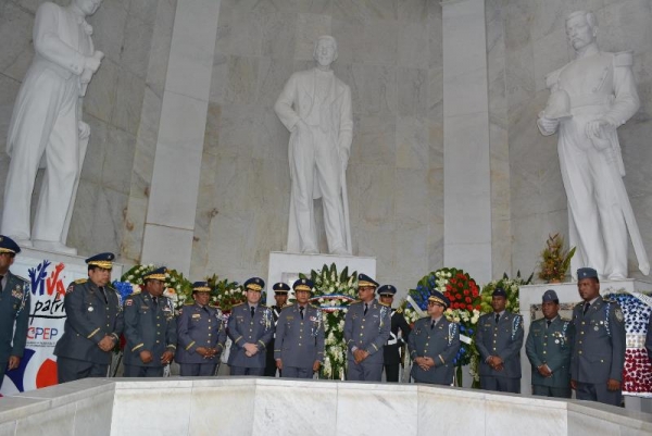 Los altos oficiales de la Policía Nacional, hacen guardia de honor a los padres de la patria, en el altar dedicado a ellos