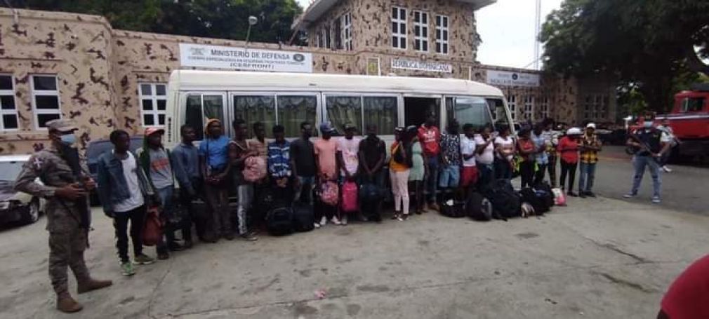 El autobús, según los nacionales haitianos, era conducido por un hombre nombrado Juan José, quien emprendió la huida, dejando abandonado el vehículo junto a los pasajeros, por lo que fueron conducidos a la Base de Operaciones. 