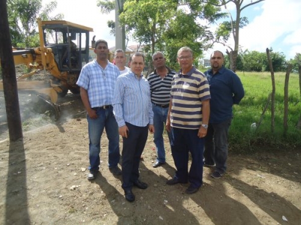 El Alcalde Remberto Cruz, con camisa a rayas azules, supervisa los trabajos de ornato y limpieza en Los Cáceres.