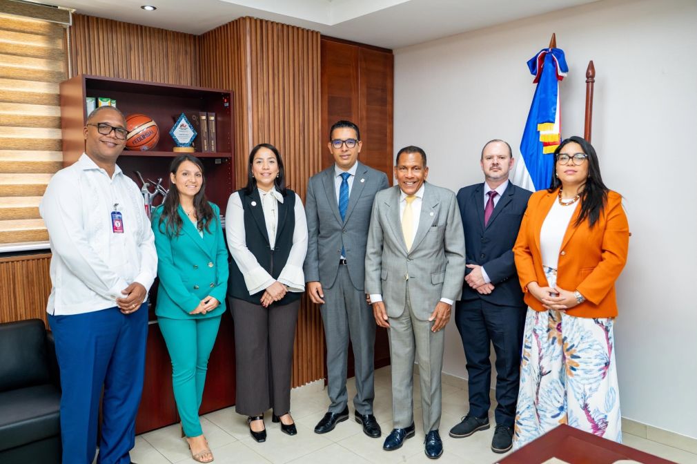 Senadores y comisión de World Vision.