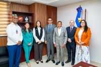 Senadores y comisión de World Vision.