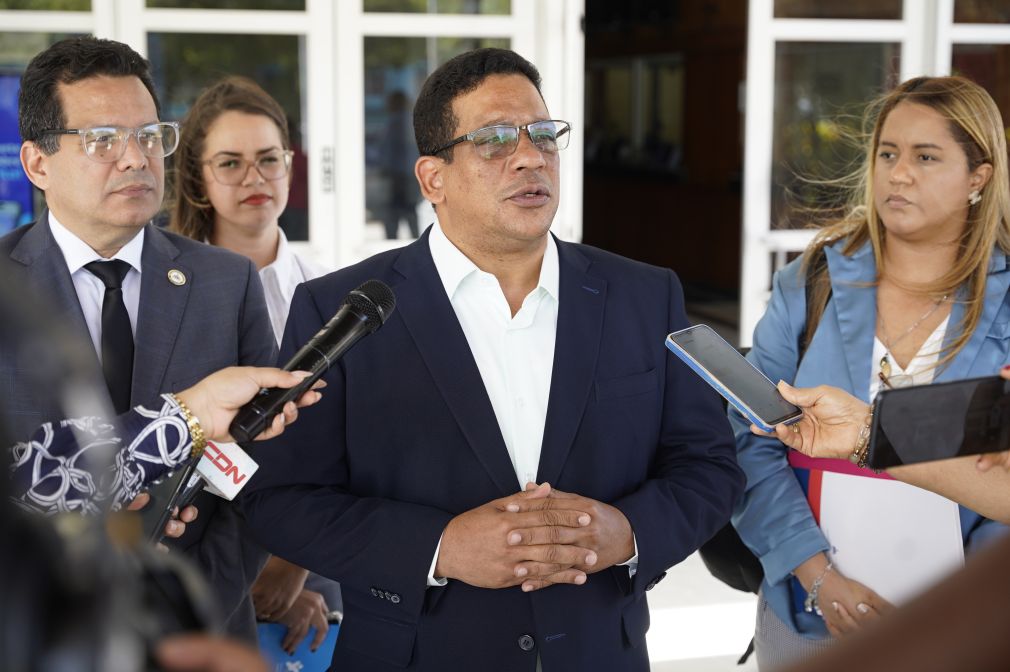 Se identificaron indicios relevantes de conflictos de interés y posibles actos de colusión entre oferentes.