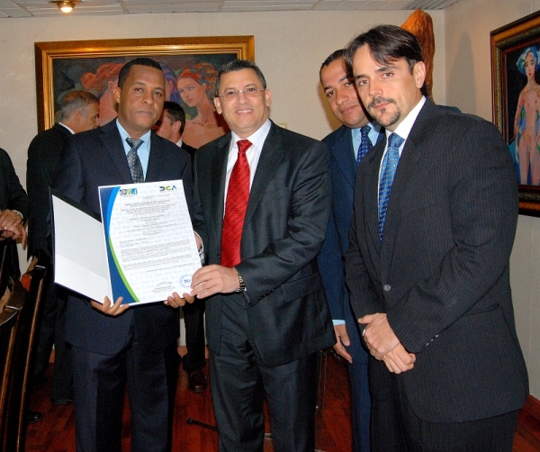 Entrega certificado OEA a Kimberly Clark. 